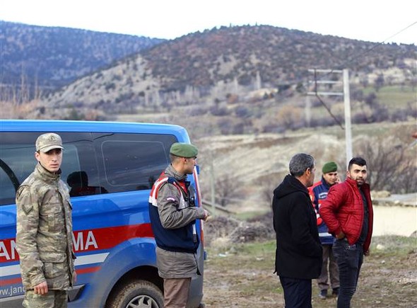 Düşen askeri uçağın enkazından ilk fotoğraflar