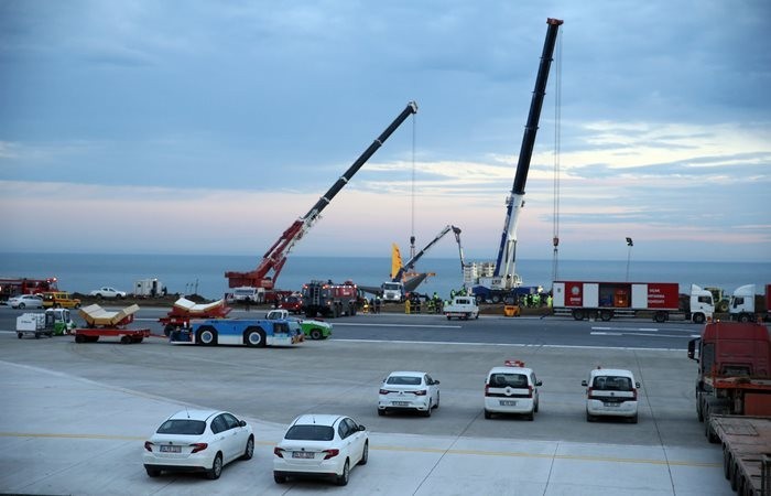 Trabzon'daki uçak kurtarılıyor