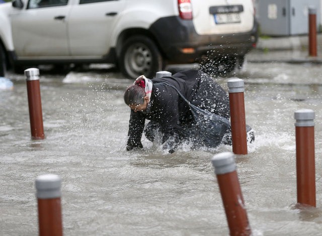 İzmir'de fırtına! Denizle kara birleşti