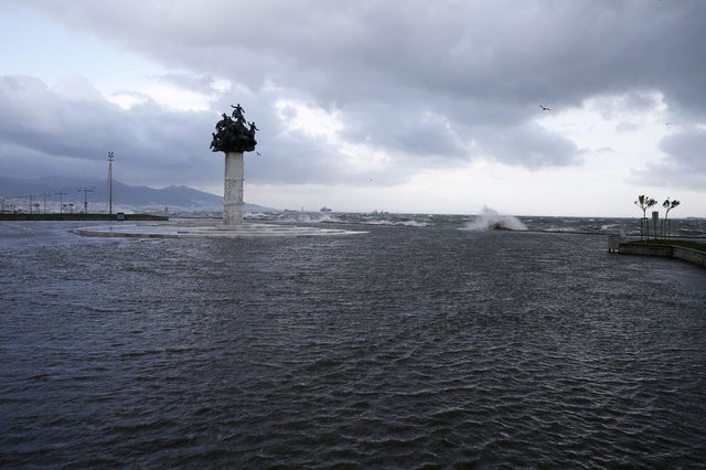 İzmir'de fırtına! Denizle kara birleşti