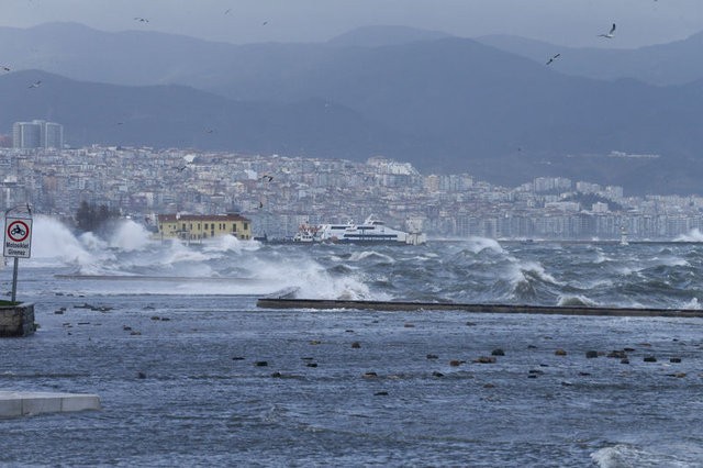 İzmir'de fırtına! Denizle kara birleşti