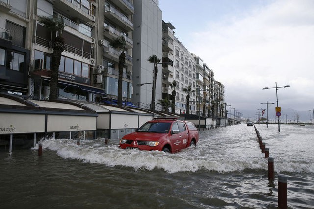 İzmir'de fırtına! Denizle kara birleşti