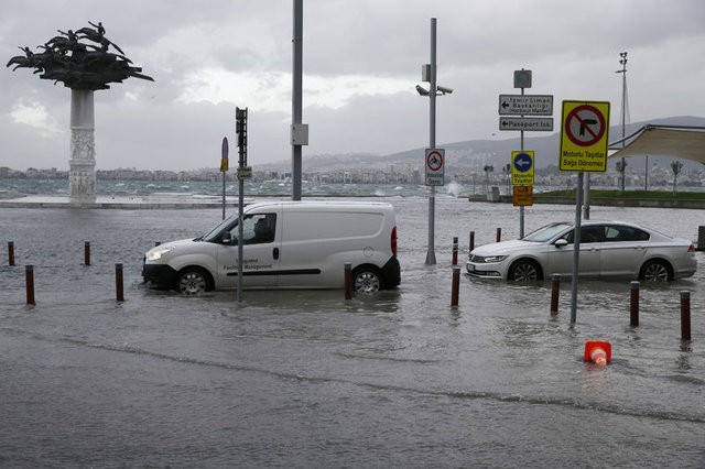 İzmir'de fırtına! Denizle kara birleşti