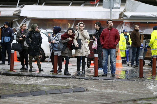 İzmir'de fırtına! Denizle kara birleşti