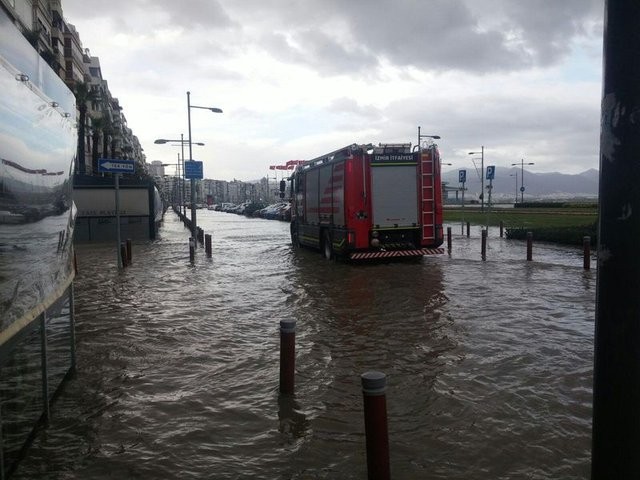 İzmir'de fırtına! Denizle kara birleşti