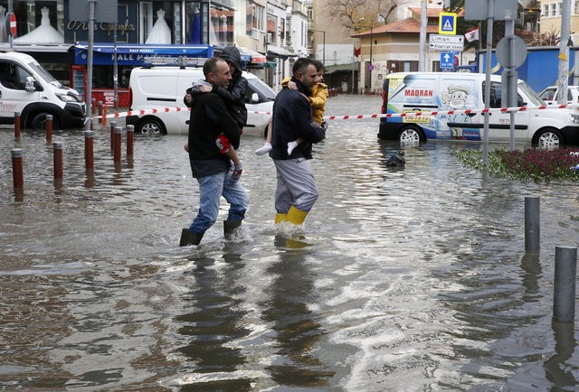 İzmir'de fırtına! Denizle kara birleşti