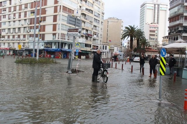 İzmir'de fırtına! Denizle kara birleşti