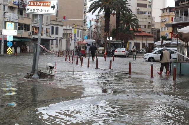 İzmir'de fırtına! Denizle kara birleşti