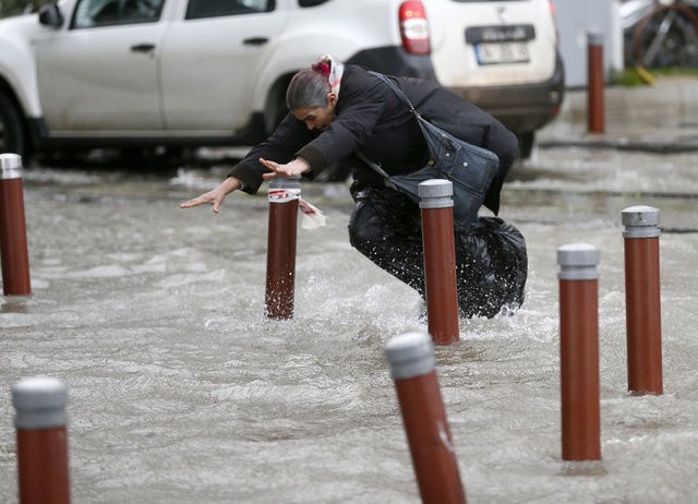 İzmir'de fırtına! Denizle kara birleşti