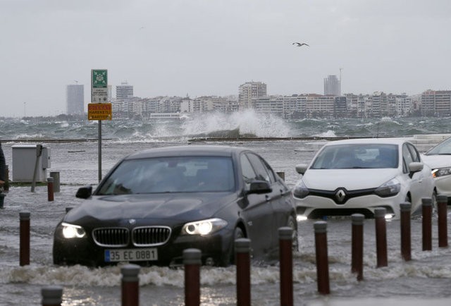 İzmir'de fırtına! Denizle kara birleşti