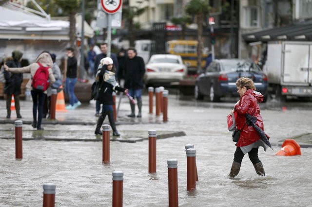 İzmir'de fırtına! Denizle kara birleşti