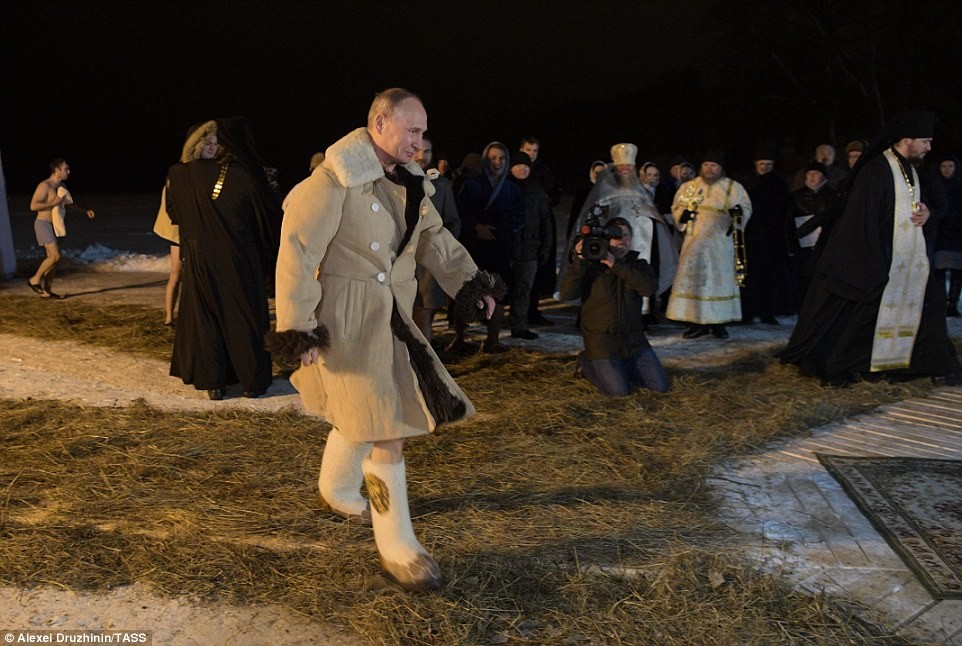 Putin buz gibi suda vaftiz oldu! Turp gibiyim mesajı