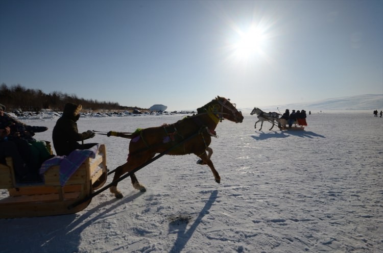 Buz tutan Çıldır Gölü'ne turist akını