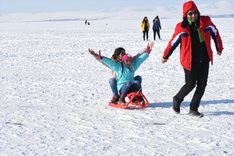 Buz tutan Çıldır Gölü'ne turist akını