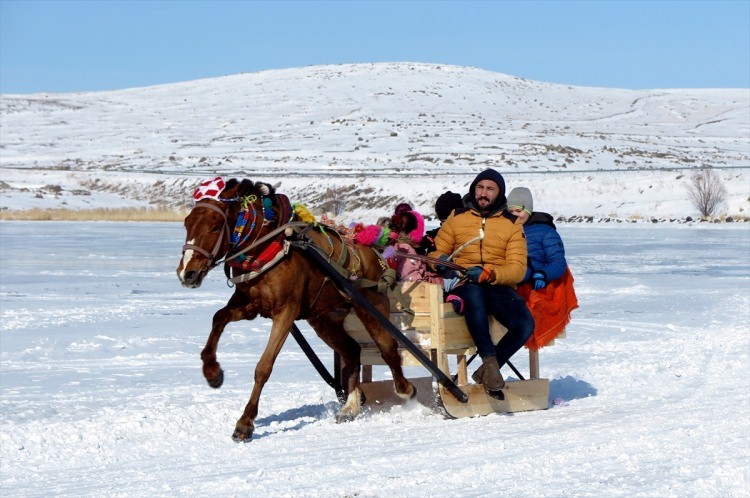 Buz tutan Çıldır Gölü'ne turist akını