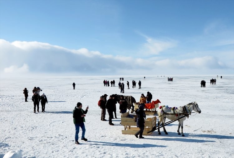 Buz tutan Çıldır Gölü'ne turist akını