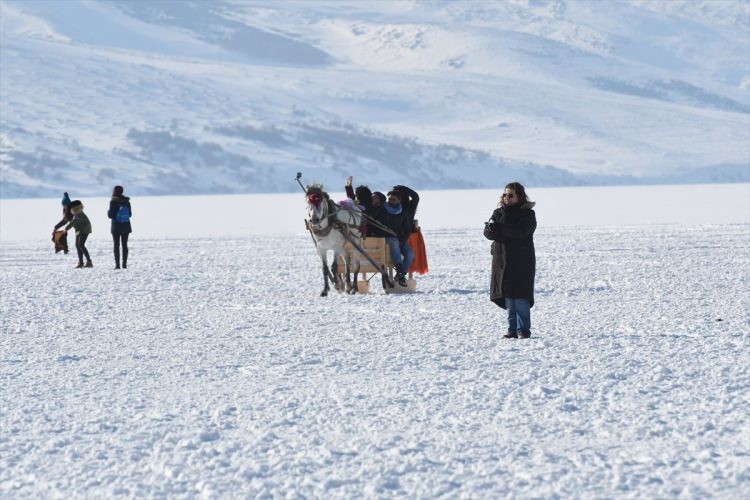 Buz tutan Çıldır Gölü'ne turist akını