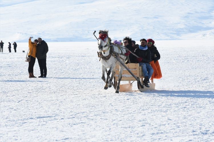 Buz tutan Çıldır Gölü'ne turist akını