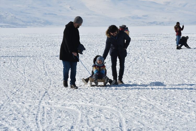 Buz tutan Çıldır Gölü'ne turist akını