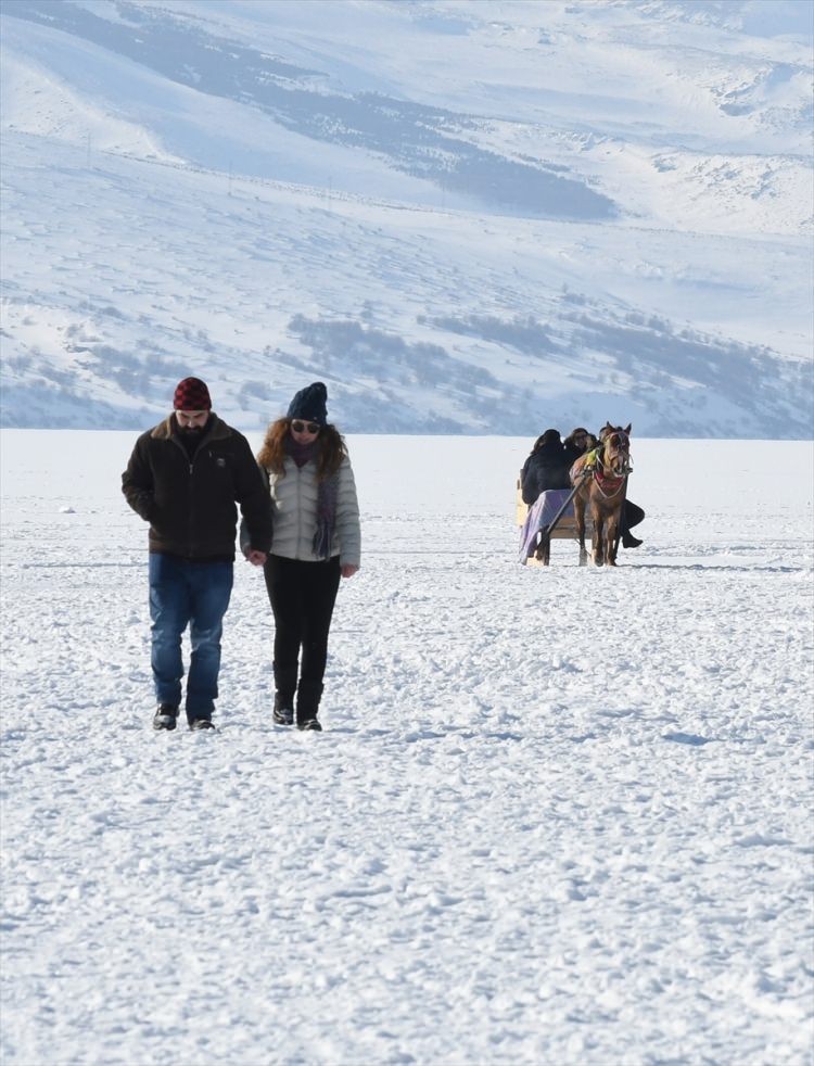 Buz tutan Çıldır Gölü'ne turist akını