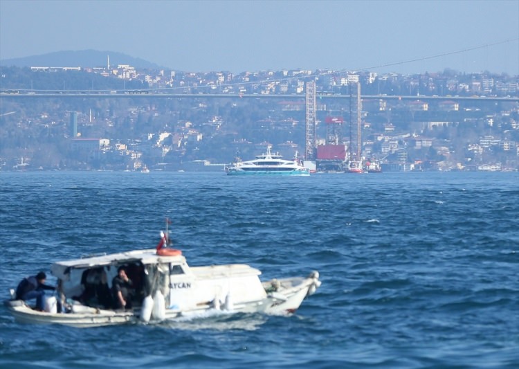 Dev petrol platformu İstanbul Boğazı'nda