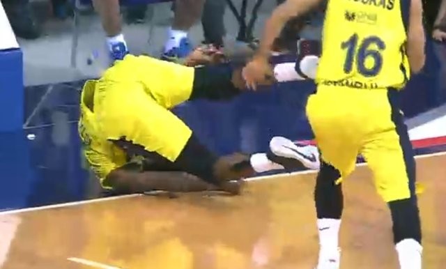 Yere düşen Fenerbahçeli James Nunnally korkuttu