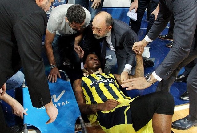 Yere düşen Fenerbahçeli James Nunnally korkuttu