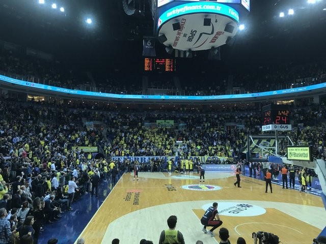 Yere düşen Fenerbahçeli James Nunnally korkuttu