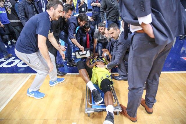 Yere düşen Fenerbahçeli James Nunnally korkuttu