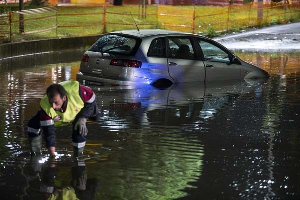 Roma'da dolu yağışı sonrası dev buz kütlesi