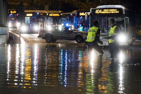 Roma'da dolu yağışı sonrası dev buz kütlesi