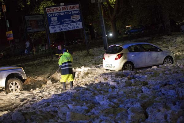 Roma'da dolu yağışı sonrası dev buz kütlesi