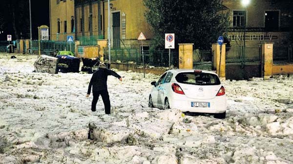 Roma'da dolu yağışı sonrası dev buz kütlesi