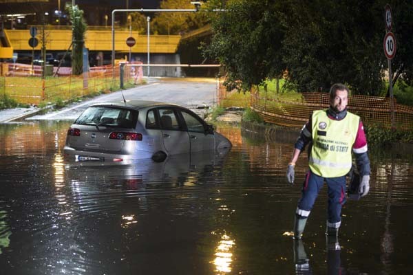 Roma'da dolu yağışı sonrası dev buz kütlesi