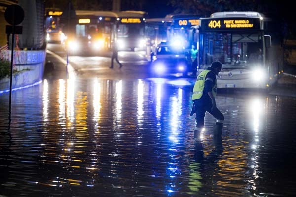 Roma'da dolu yağışı sonrası dev buz kütlesi