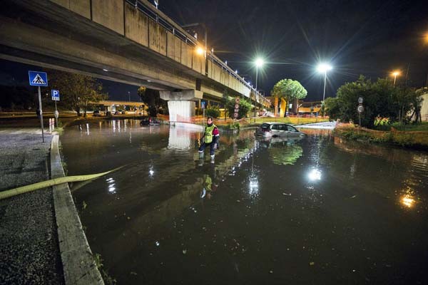 Roma'da dolu yağışı sonrası dev buz kütlesi