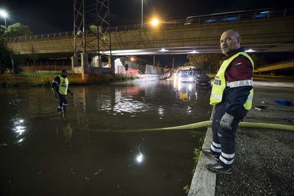 Roma'da dolu yağışı sonrası dev buz kütlesi