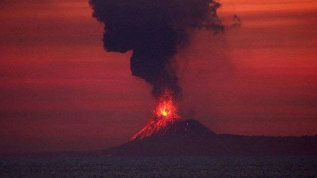 Endonezya'da Anak Krakatau Yanardağı'nda patlamalar