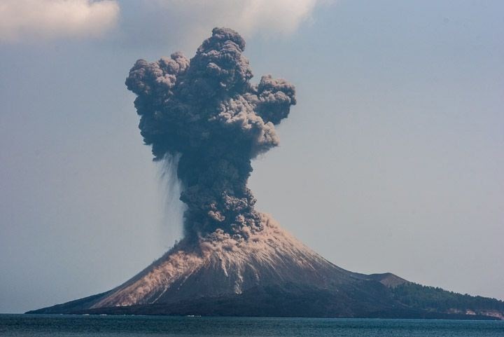 Endonezya'da Anak Krakatau Yanardağı'nda patlamalar