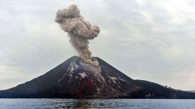 Endonezya'da Anak Krakatau Yanardağı'nda patlamalar