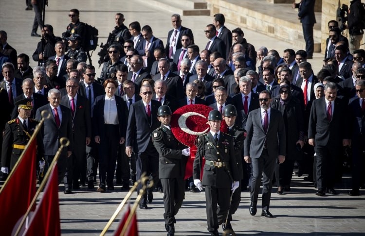 Devlet erkanı Anıtkabir'i ziyaret etti