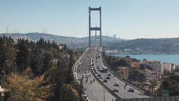 Yüzlerce motosikletli Şehitler Köprüsü'nden böyle geçti