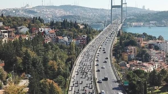 Yüzlerce motosikletli Şehitler Köprüsü'nden böyle geçti