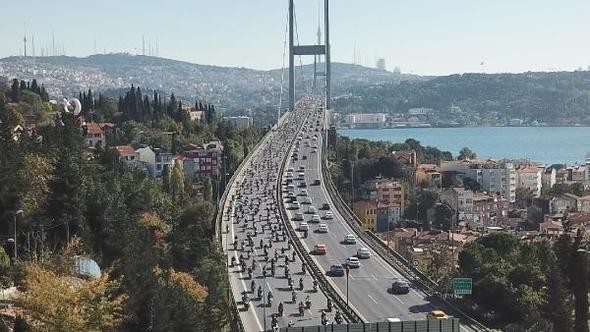 Yüzlerce motosikletli Şehitler Köprüsü'nden böyle geçti