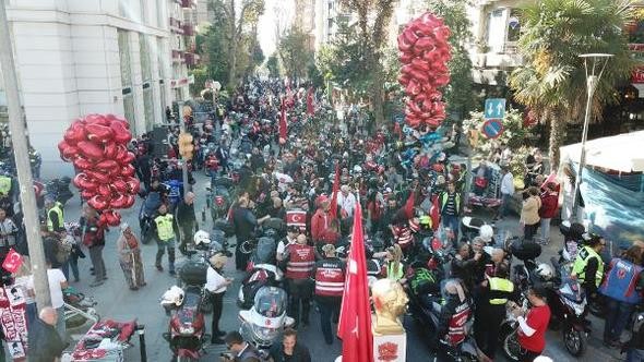 Yüzlerce motosikletli Şehitler Köprüsü'nden böyle geçti