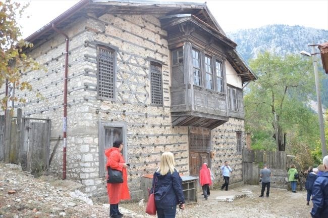 Antalya'nın düğmeli evler'i turistlerden ilgi görüyor