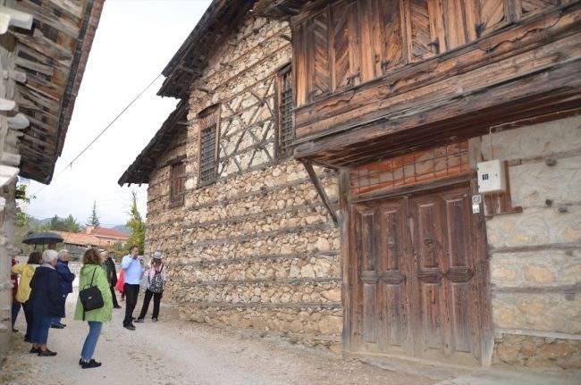 Antalya'nın düğmeli evler'i turistlerden ilgi görüyor