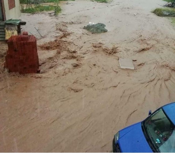 Sağanak, sel ve heyelana yol açtı, yollar kapandı