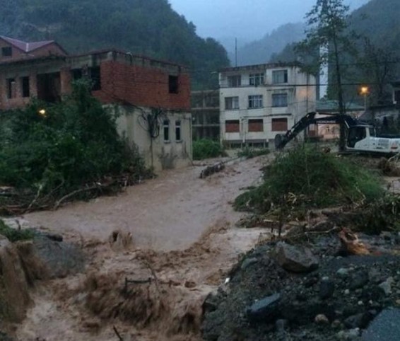 Sağanak, sel ve heyelana yol açtı, yollar kapandı