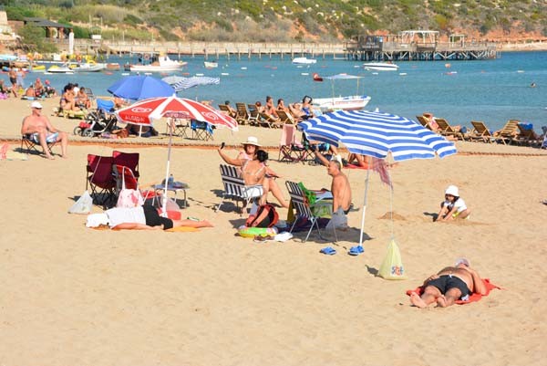 Yerli ve yabancı turistler Aydın sahiline akın ettiler!